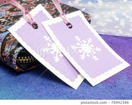 Christmas gift tags with wallet on blue background Christmas gift tags with wallet on blue background 78942366