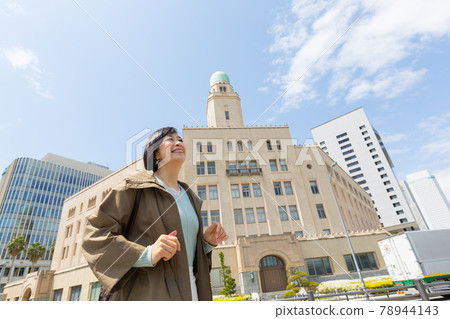 享受橫濱生活瓷磚的中老年婦女 78944143