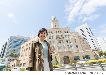 享受橫濱生活瓷磚的中老年婦女 78944147