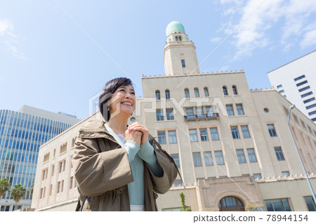 Middle senior women enjoying Yokohama Life tile 78944154