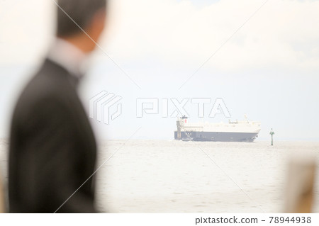 Male in black tie, back view 78944938