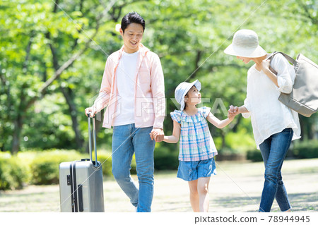 Family travel Parent and child leisure 78944945
