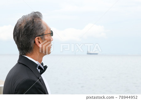 Male in black tie, back view Male in black tie, back view 78944952