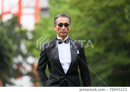 一個戴黑色領帶、戴墨鏡的成功男人的形象 78945223