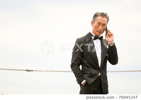 一個穿著黑色領帶的成功男人的形象 一個穿著黑色領帶的成功男人的形象 78945247