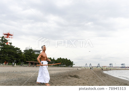 在海灘上練習的男大師的形象 在海灘上練習的男大師的形象 78945313