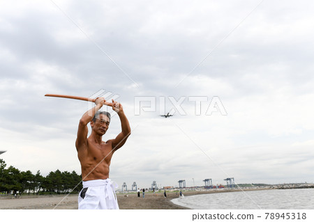 在海灘上練習的男大師的形象 78945318