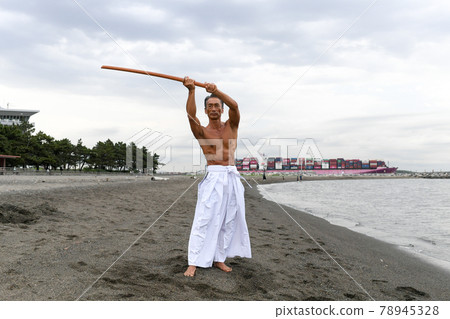 在海灘上練習的男大師的形象 在海灘上練習的男大師的形象 78945328