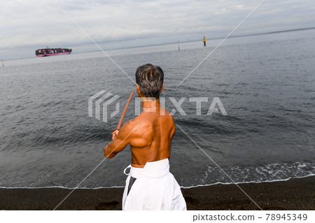 Image of a male master practicing on the beach 78945349