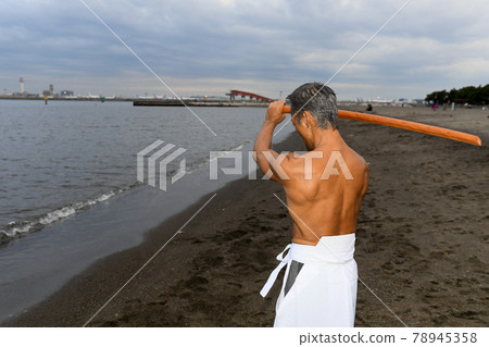 Image of a male master practicing on the beach 78945358