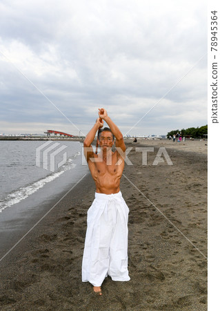 在海灘上練習的男大師的形象 78945364