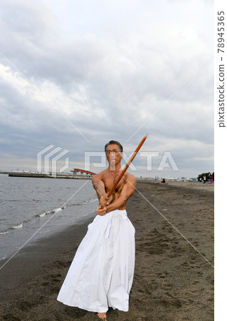 在海灘上練習的男大師的形象 在海灘上練習的男大師的形象 78945365