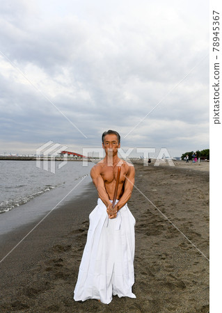 Image of a male master practicing on the beach 78945367