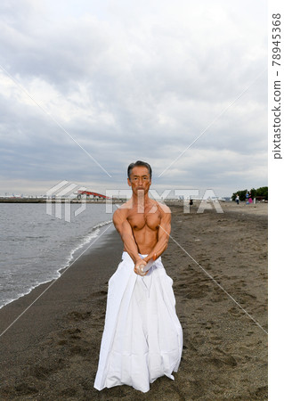 Image of a male master practicing on the beach Image of a male master practicing on the beach 78945368