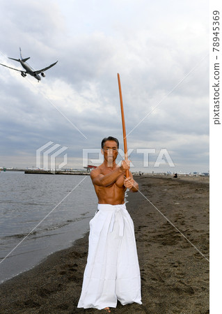 Image of a male master practicing on the beach Image of a male master practicing on the beach 78945369