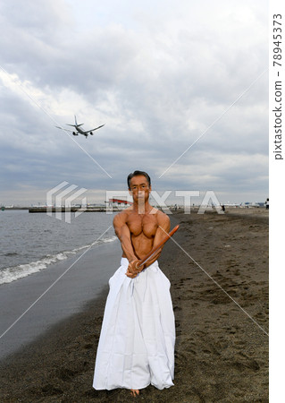 在海灘上練習的男大師的形象 78945373