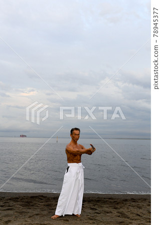 在海灘上練習的男大師的形象 在海灘上練習的男大師的形象 78945377