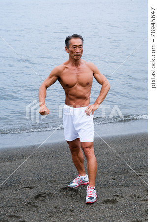 在海灘上的男人健身 在海灘上的男人健身 78945647