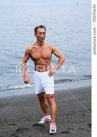 Men fitness on the beach 78945649