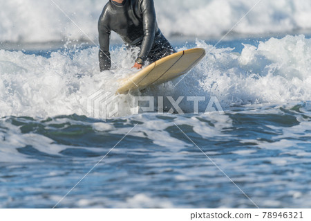 [Surfing in a spring storm with strong winds] 78946321