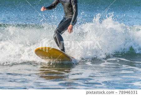 [Surfing in a spring storm with strong winds] 78946331
