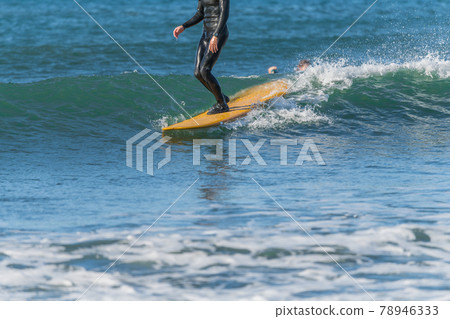 [Surfing in a spring storm with strong winds] 78946333