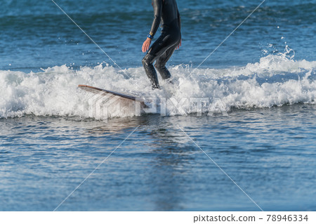 [Surfing in a spring storm with strong winds] 78946334