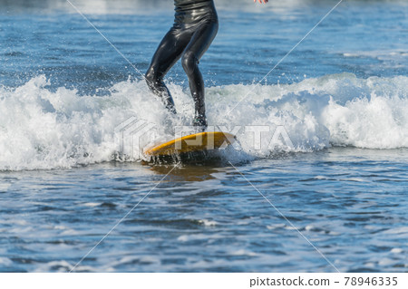 [Surfing in a spring storm with strong winds] 78946335