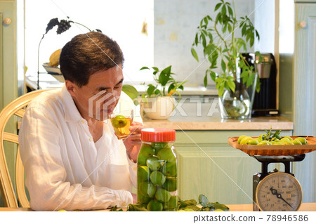 Senior man drinking Umesh 78946586