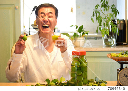 一個微笑的老人用李子和李子 一個微笑的老人用李子和李子 78946840