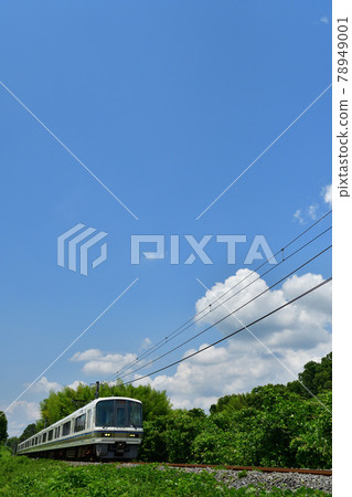 Nara Line 221 running under the blue sky "Miyako Road Rapid" 78949001
