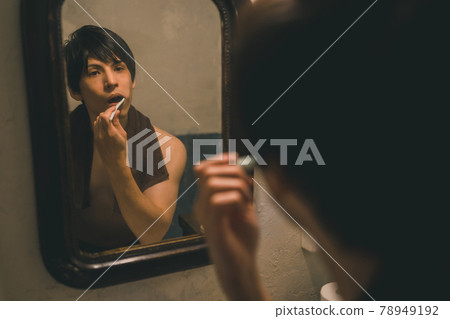 一個年輕人在洗完澡後刷牙 78949192