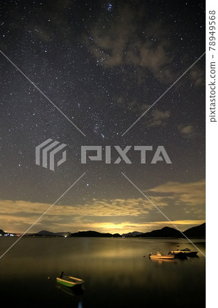 瀨戶內獵戶座初秋星圖升至漁港 瀨戶內獵戶座初秋星圖升至漁港 78949568