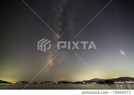 Early autumn starscape in Setouchi, the setting summer Milky Way 78949571