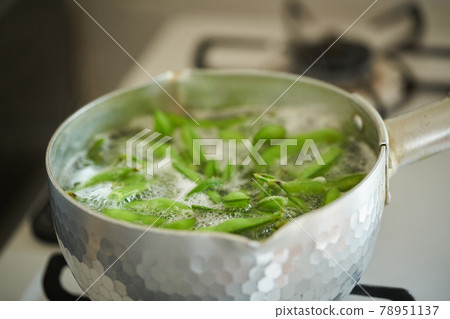 Boil edamame Boil edamame 78951137