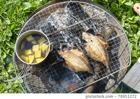 Camping breakfast 78951272