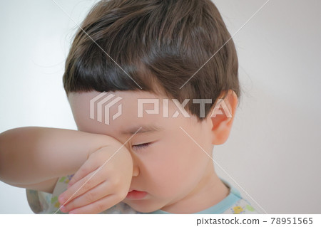 小孩揉眼睛 小孩揉眼睛 78951565
