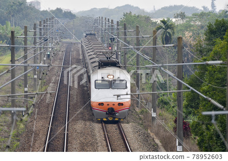 一排火車位於村莊。 78952603