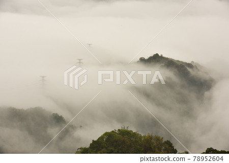 天空和雲層很厚。 天空和雲層很厚。 78952604