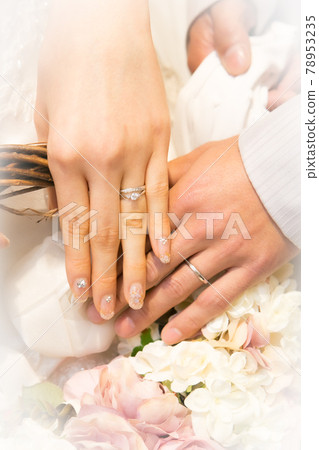 一對夫婦的手戴著結婚戒指的特寫圖像 78953235