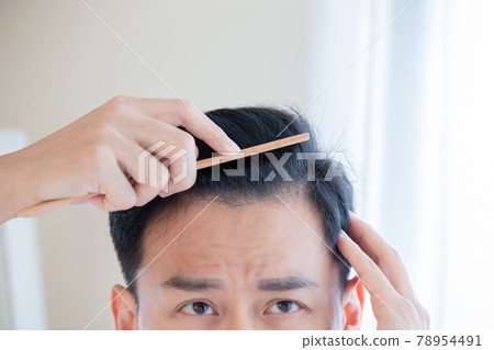 man brush his hair man brush his hair 78954491