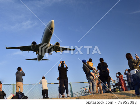 People watching the landing airliner People watching the landing airliner 78955088