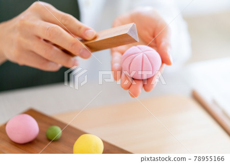 Woman making Japanese sweets 78955166