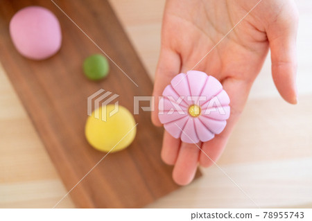 Woman making Japanese sweets 78955743