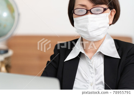 工作時眼鏡變混濁 78955791