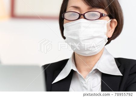 工作時眼鏡變混濁 78955792