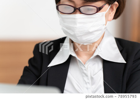 Glasses that become cloudy during work Glasses that become cloudy during work 78955793