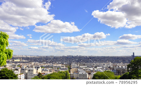 Panoramice view of cloudy skyline over the city. 78956295