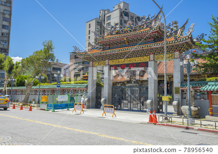 People sightseeing around Longshan Temple in Taipei, Taiwan 78956540