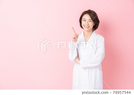 A lady in white 78957544